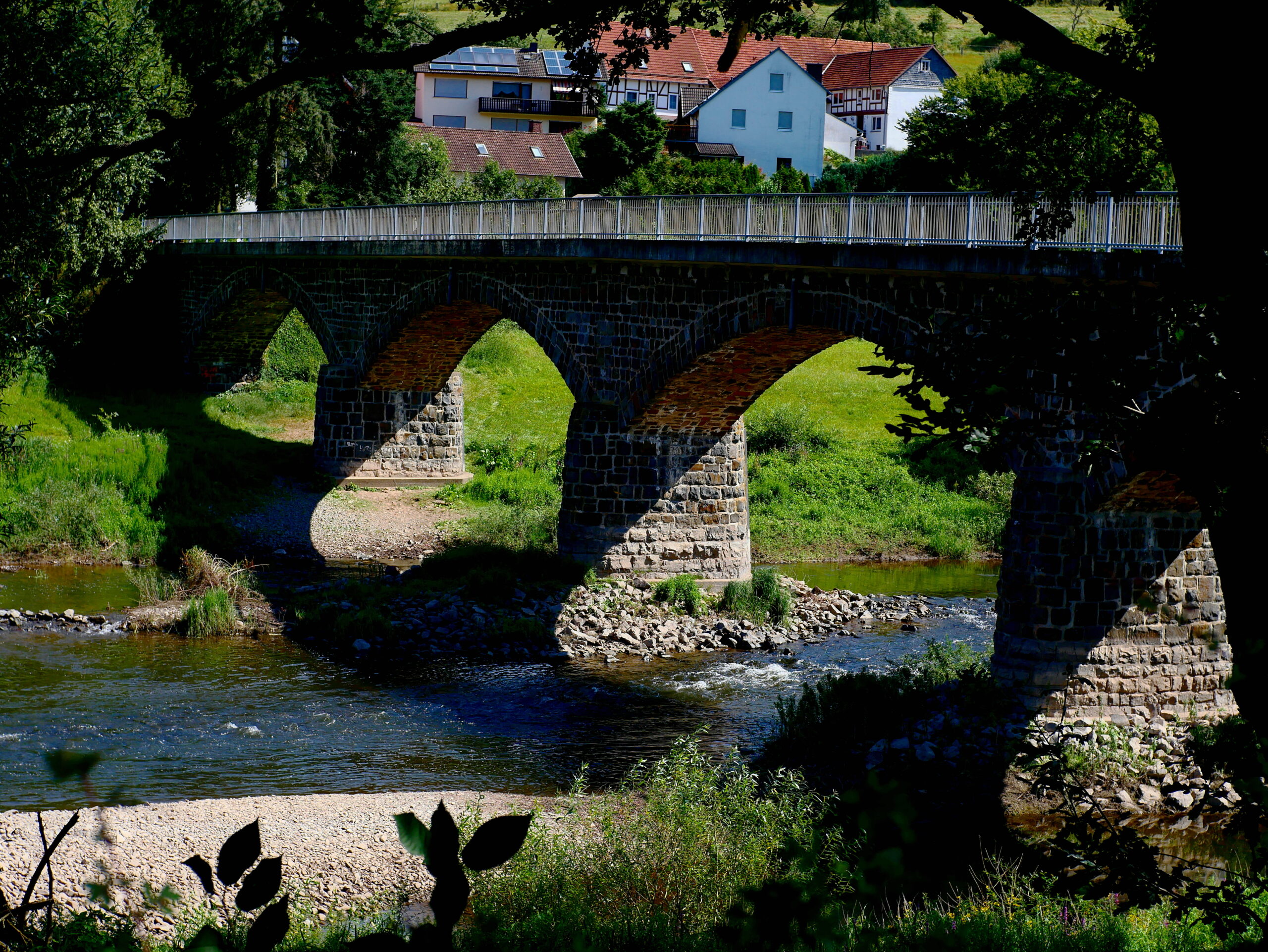 Brücke im Sonnenlicht